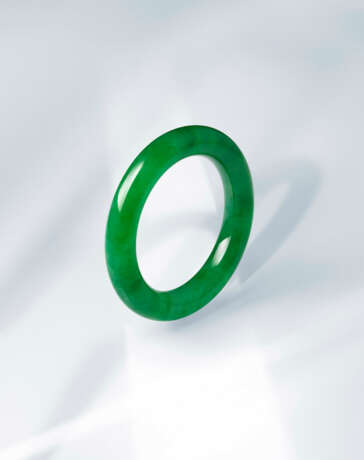 AN EXCEPTIONAL JADEITE BANGLE - фото 2