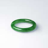 AN EXCEPTIONAL JADEITE BANGLE - фото 3
