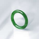AN EXCEPTIONAL JADEITE BANGLE - фото 4