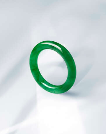 AN EXCEPTIONAL JADEITE BANGLE - фото 4