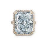 A SPECTACULAR COLOURED DIAMOND AND DIAMOND RING - Foto 1
