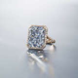 A SPECTACULAR COLOURED DIAMOND AND DIAMOND RING - фото 2