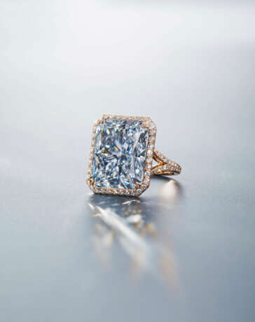 A SPECTACULAR COLOURED DIAMOND AND DIAMOND RING - Foto 2