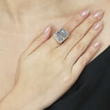 A SPECTACULAR COLOURED DIAMOND AND DIAMOND RING - фото 3