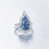 AN EXCEPTIONAL COLOURED DIAMOND AND DIAMOND RING - фото 2