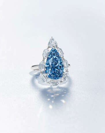AN EXCEPTIONAL COLOURED DIAMOND AND DIAMOND RING - Foto 2