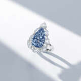 AN EXCEPTIONAL COLOURED DIAMOND AND DIAMOND RING - Foto 3