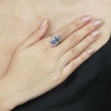 AN EXCEPTIONAL COLOURED DIAMOND AND DIAMOND RING - Foto 4
