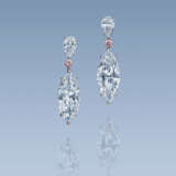 A SPECTACULAR PAIR OF DIAMOND AND COLOURED DIAMOND EARRINGS - Foto 2