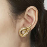 VAN CLEEF & ARPELS DIAMOND AND EMERALD SWAN EARRINGS - фото 2