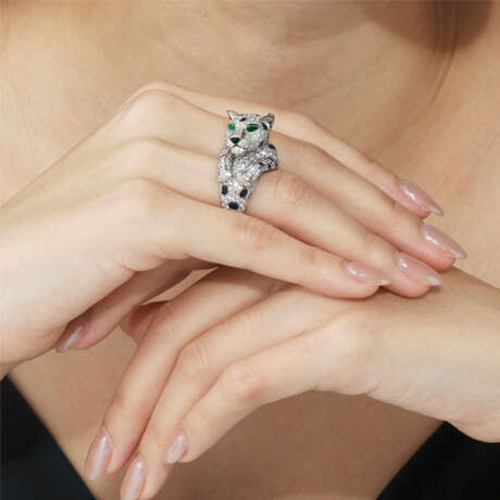 CARTIER DIAMOND, SAPPHIRE, ONYX AND EMERALD `PANTH&#200;RE` RING - Foto 2