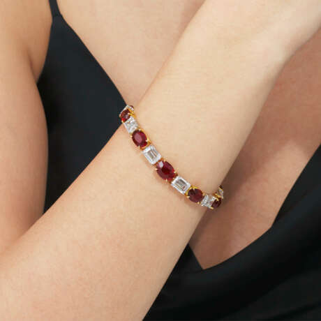 AN EXQUISITE RUBY AND DIAMOND BRACELET - фото 3
