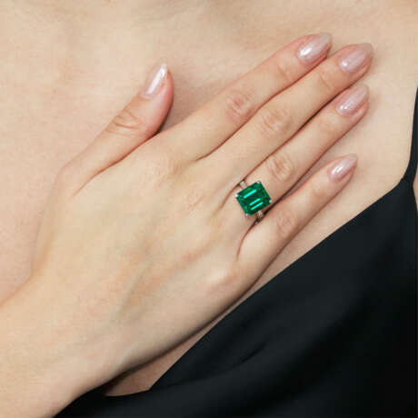 CARTIER EMERALD AND DIAMOND RING - Foto 2