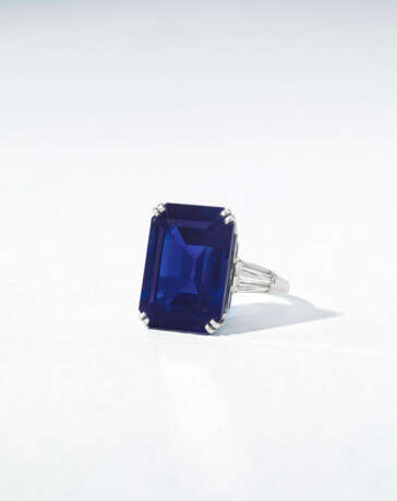 A SUPERB SAPPHIRE AND DIAMOND RING - Foto 2
