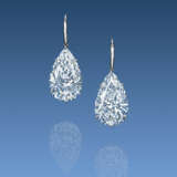 AN EXCEPTIONAL PAIR OF DIAMOND EARRINGS - фото 2