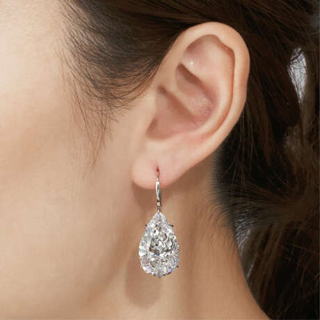 AN EXCEPTIONAL PAIR OF DIAMOND EARRINGS - фото 3