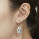 AN EXCEPTIONAL PAIR OF DIAMOND EARRINGS - фото 3