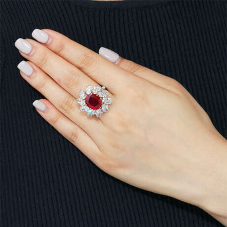 AN EXCEPTIONAL RUBY AND DIAMOND RING, BY RONALD ABRAM - фото 3