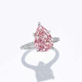 A SUPERB COLOURED DIAMOND AND DIAMOND RING - фото 3