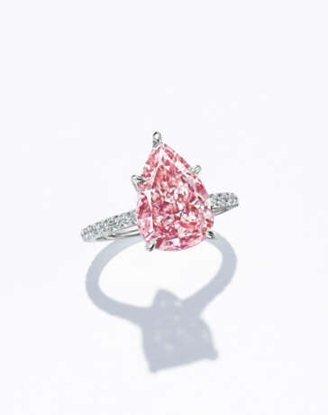 A SUPERB COLOURED DIAMOND AND DIAMOND RING - фото 3