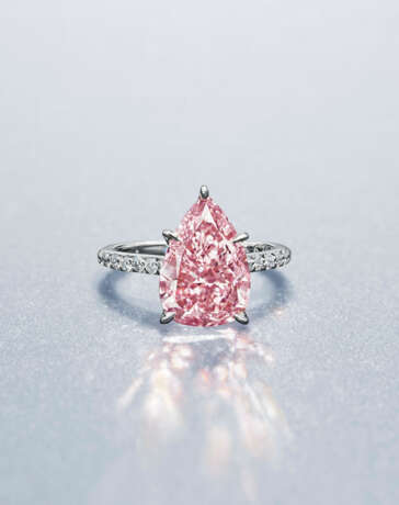 A SUPERB COLOURED DIAMOND AND DIAMOND RING - Foto 4