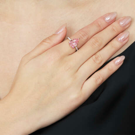 A SUPERB COLOURED DIAMOND AND DIAMOND RING - Foto 5