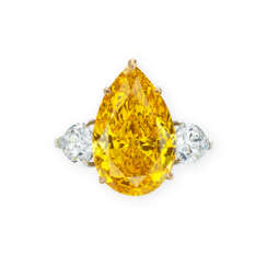 THE GOLDEN FLAME
A SPECTACULAR COLOURED DIAMOND AND DIAMOND RING