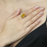 THE GOLDEN FLAME
A SPECTACULAR COLOURED DIAMOND AND DIAMOND RING - фото 5