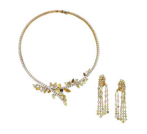 GARRARD COLOURED DIAMOND AND DIAMOND NECKLACE; TOGETHER WITH A PAIR OF DE BEERS COLOURED DIAMOND AND DIAMOND EARRINGS - Foto 1