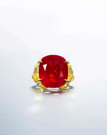THE MYTHIC RUBY
A MAGNIFICENT RUBY AND COLOURED DIAMOND RING - фото 3