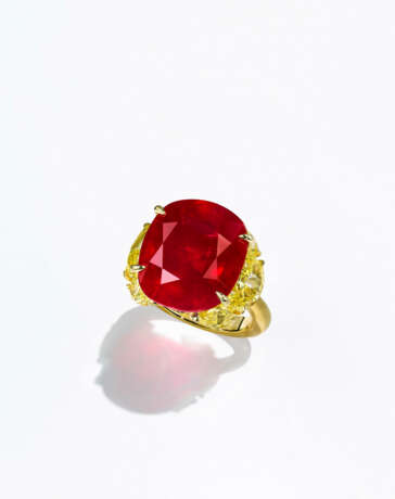 THE MYTHIC RUBY
A MAGNIFICENT RUBY AND COLOURED DIAMOND RING - фото 4