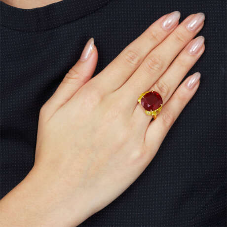 THE MYTHIC RUBY
A MAGNIFICENT RUBY AND COLOURED DIAMOND RING - photo 6