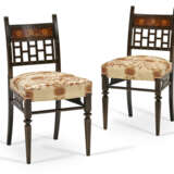 A PAIR OF AMERICAN AESTHETIC MOVEMENT INLAID AND PARCEL-GILT EBONIZED CHERRYWOOD SIDE CHAIRS - Foto 1