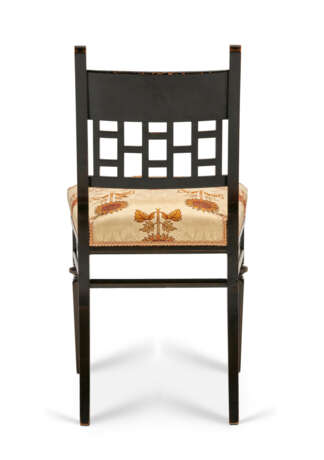 A PAIR OF AMERICAN AESTHETIC MOVEMENT INLAID AND PARCEL-GILT EBONIZED CHERRYWOOD SIDE CHAIRS - Foto 3