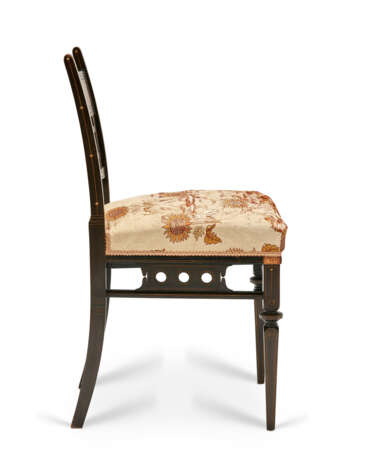 A PAIR OF AMERICAN AESTHETIC MOVEMENT INLAID AND PARCEL-GILT EBONIZED CHERRYWOOD SIDE CHAIRS - Foto 4