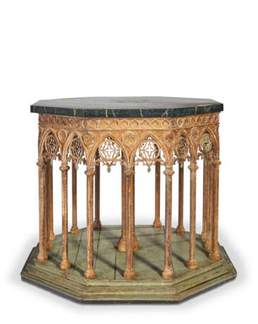 A NORTH EUROPEAN GOTHIC REVIVAL CENTER TABLE - Foto 1