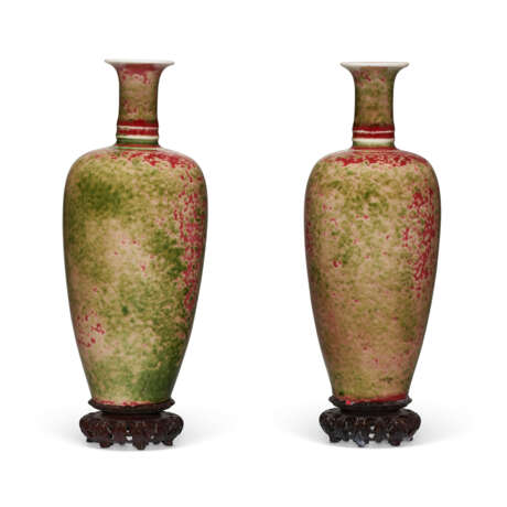 A PAIR OF CHINESE PEACHBLOOM-GLAZED VASES - фото 2