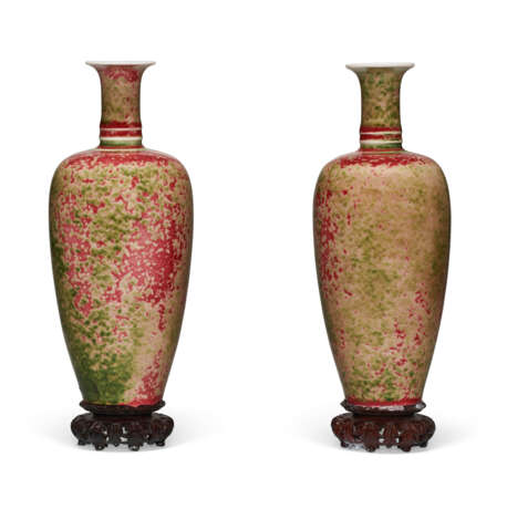 A PAIR OF CHINESE PEACHBLOOM-GLAZED VASES - Foto 3