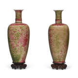 A PAIR OF CHINESE PEACHBLOOM-GLAZED VASES - фото 3