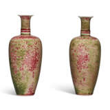 A PAIR OF CHINESE PEACHBLOOM-GLAZED VASES - фото 6