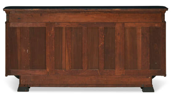 AN AMERICAN AESTHETIC MOVEMENT BRASS-INLAID AND EBONIZED CHERRYWOOD CABINET - Foto 3