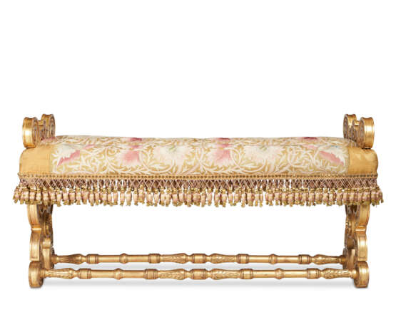 A VICTORIAN GILTWOOD BANQUETTE - photo 1