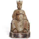 A CHINESE MING-STYLE CARVED WOOD FIGURE OF A SEATED OFFICIAL - фото 2