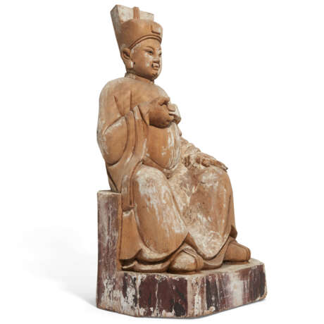 A CHINESE MING-STYLE CARVED WOOD FIGURE OF A SEATED OFFICIAL - фото 3