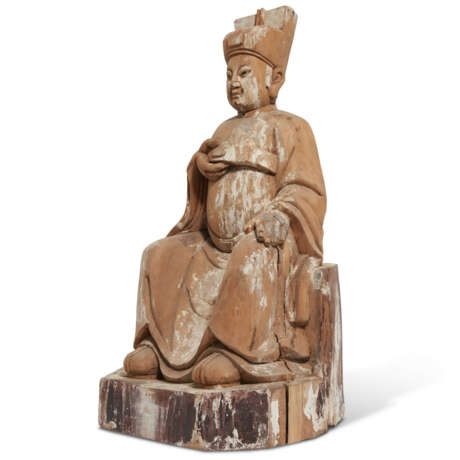 A CHINESE MING-STYLE CARVED WOOD FIGURE OF A SEATED OFFICIAL - photo 4