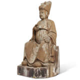 A CHINESE MING-STYLE CARVED WOOD FIGURE OF A SEATED OFFICIAL - фото 4