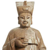 A CHINESE MING-STYLE CARVED WOOD FIGURE OF A SEATED OFFICIAL - фото 5