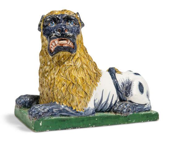 A FRENCH FAIENCE LARGE MODEL OF A LION - Foto 1
