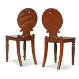 A PAIR OF LATE GEORGE IV MAHOGANY HALL CHAIRS - Foto 3