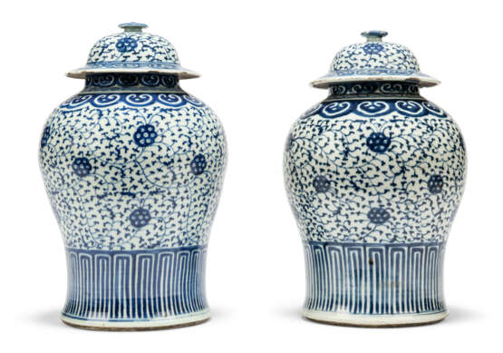 A PAIR OF CHINESE BLUE AND WHITE BALUSTER VASES AND COVERS - photo 2